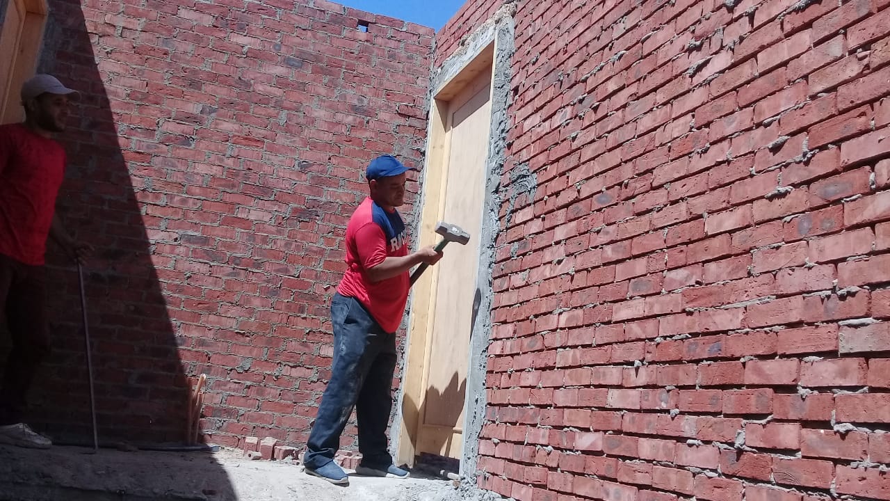 حملة لازاله بناء حوائط مخالفه بالدور السادس علوى بنطاق حي شرق اسيوط