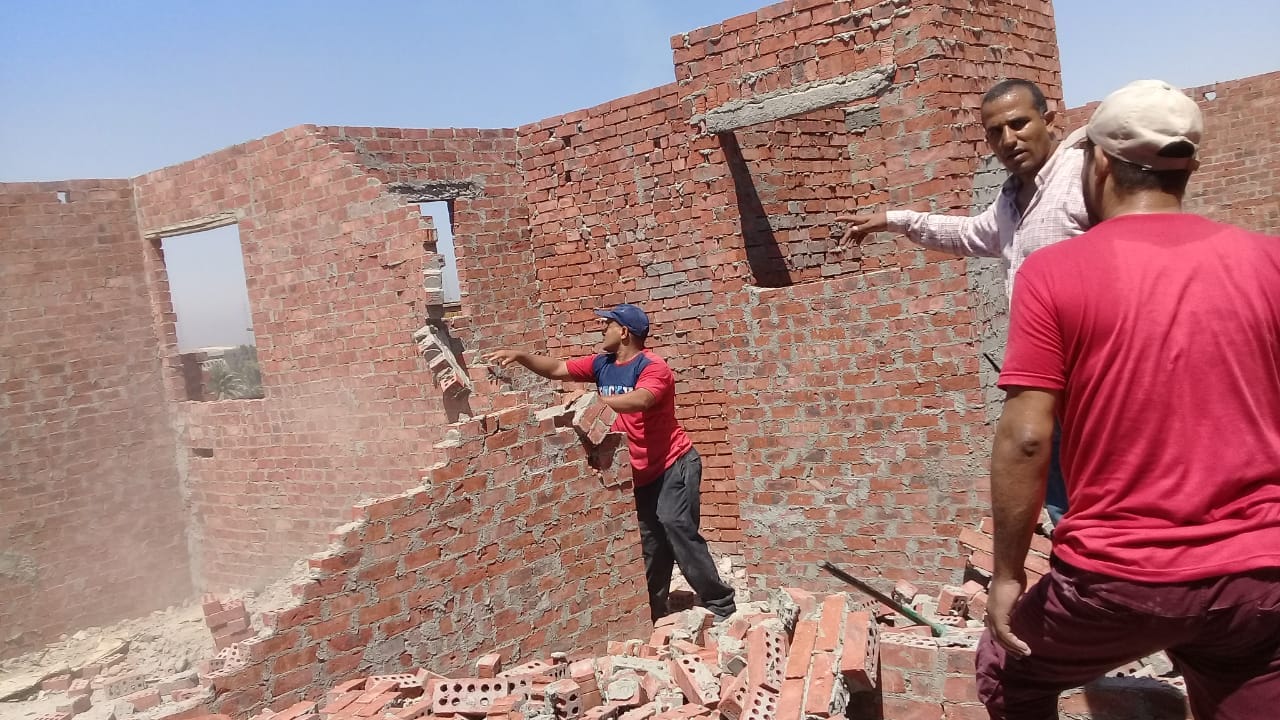 حملة لازاله بناء حوائط مخالفه بالدور السادس علوى بنطاق حي شرق اسيوط