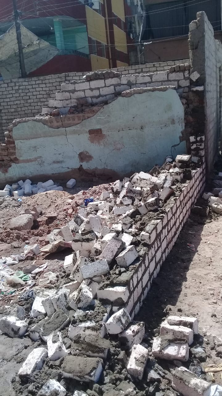 حملة لازالة فورية وهدم سورغير قانوني ورفع الأنقاض في منطقة الوليدية باسيوط