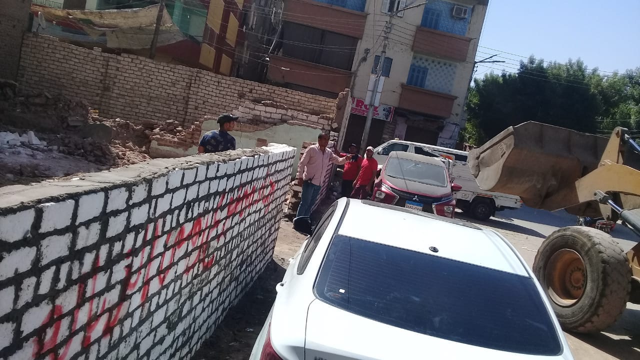 حملة لازالة فورية وهدم سورغير قانوني ورفع الأنقاض في منطقة الوليدية باسيوط