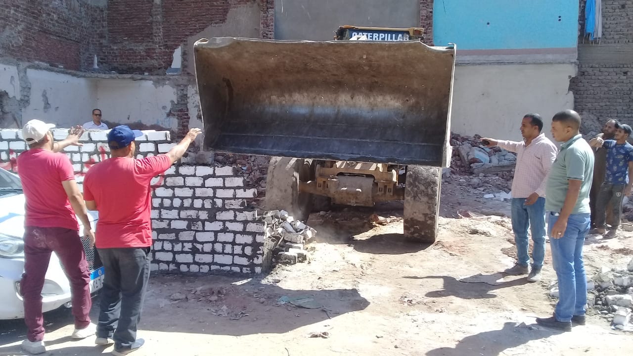 حملة لازالة فورية وهدم سورغير قانوني ورفع الأنقاض في منطقة الوليدية باسيوط