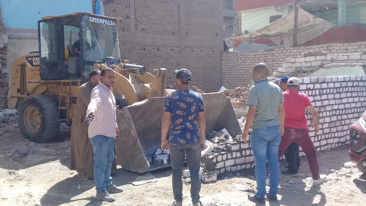 حملة لازالة فورية وهدم سورغير قانوني ورفع الأنقاض في منطقة الوليدية باسيوط