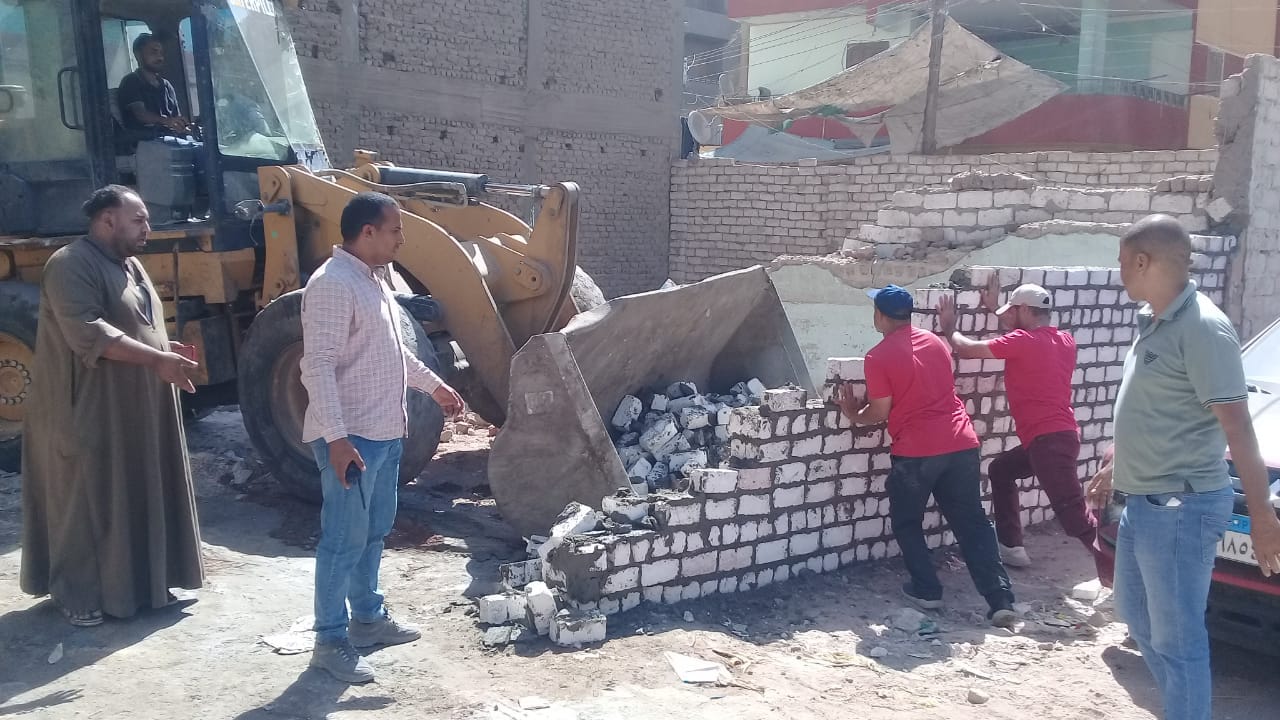 حملة لازالة فورية وهدم سورغير قانوني ورفع الأنقاض في منطقة الوليدية باسيوط