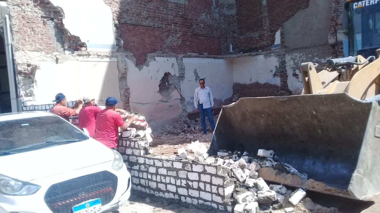 حملة لازالة فورية وهدم سورغير قانوني ورفع الأنقاض في منطقة الوليدية باسيوط