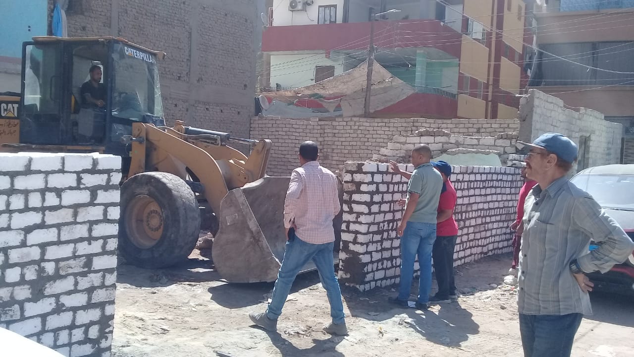 حملة لازالة فورية وهدم سورغير قانوني ورفع الأنقاض في منطقة الوليدية باسيوط
