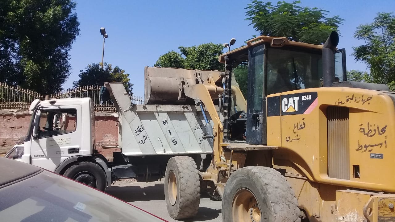 حملة لازالة فورية وهدم سورغير قانوني ورفع الأنقاض في منطقة الوليدية باسيوط