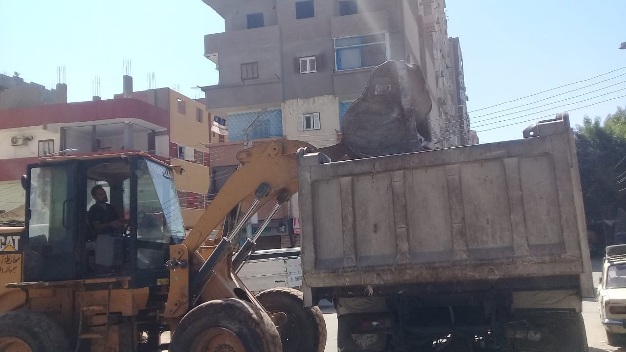 حملة لازالة فورية وهدم سورغير قانوني ورفع الأنقاض في منطقة الوليدية باسيوط