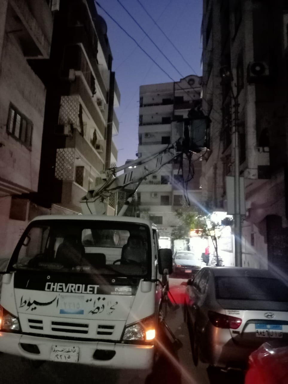 حي شرق أسيوط ينفذ عمليات إصلاح أعطال كشافات الإنارة في تقسيم البترول