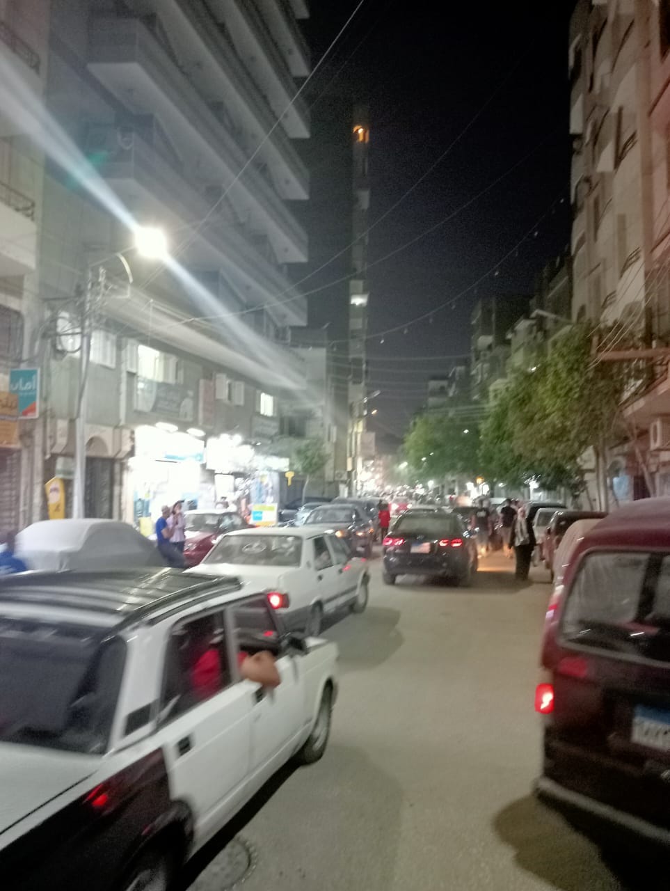 حي شرق أسيوط ينفذ عمليات إصلاح أعطال كشافات الإنارة في تقسيم البترول