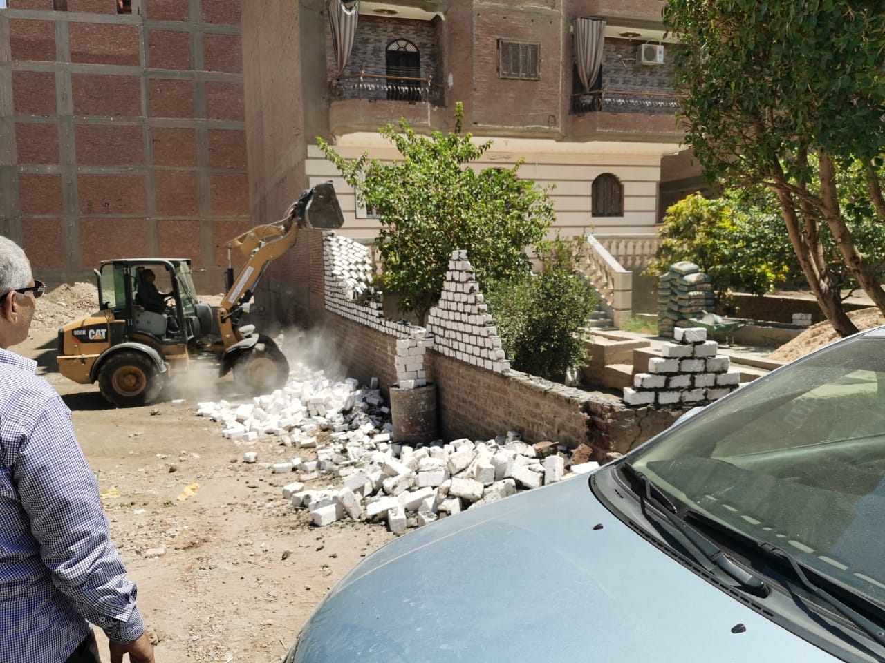 إزالة 7 حالات تعدي على أراضي زراعيه بالوحده المحليه بالقوصية أسيوط 