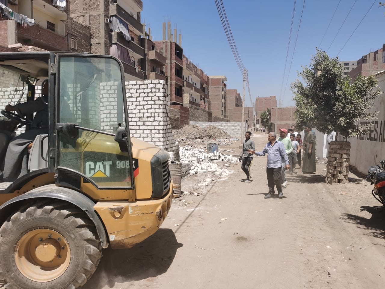 إزالة 7 حالات تعدي على أراضي زراعيه بالوحده المحليه بالقوصية أسيوط 