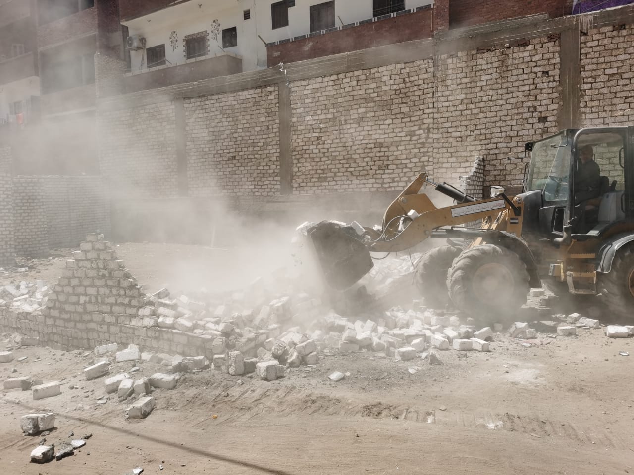 إزالة 7 حالات تعدي على أراضي زراعيه بالوحده المحليه بالقوصية أسيوط 