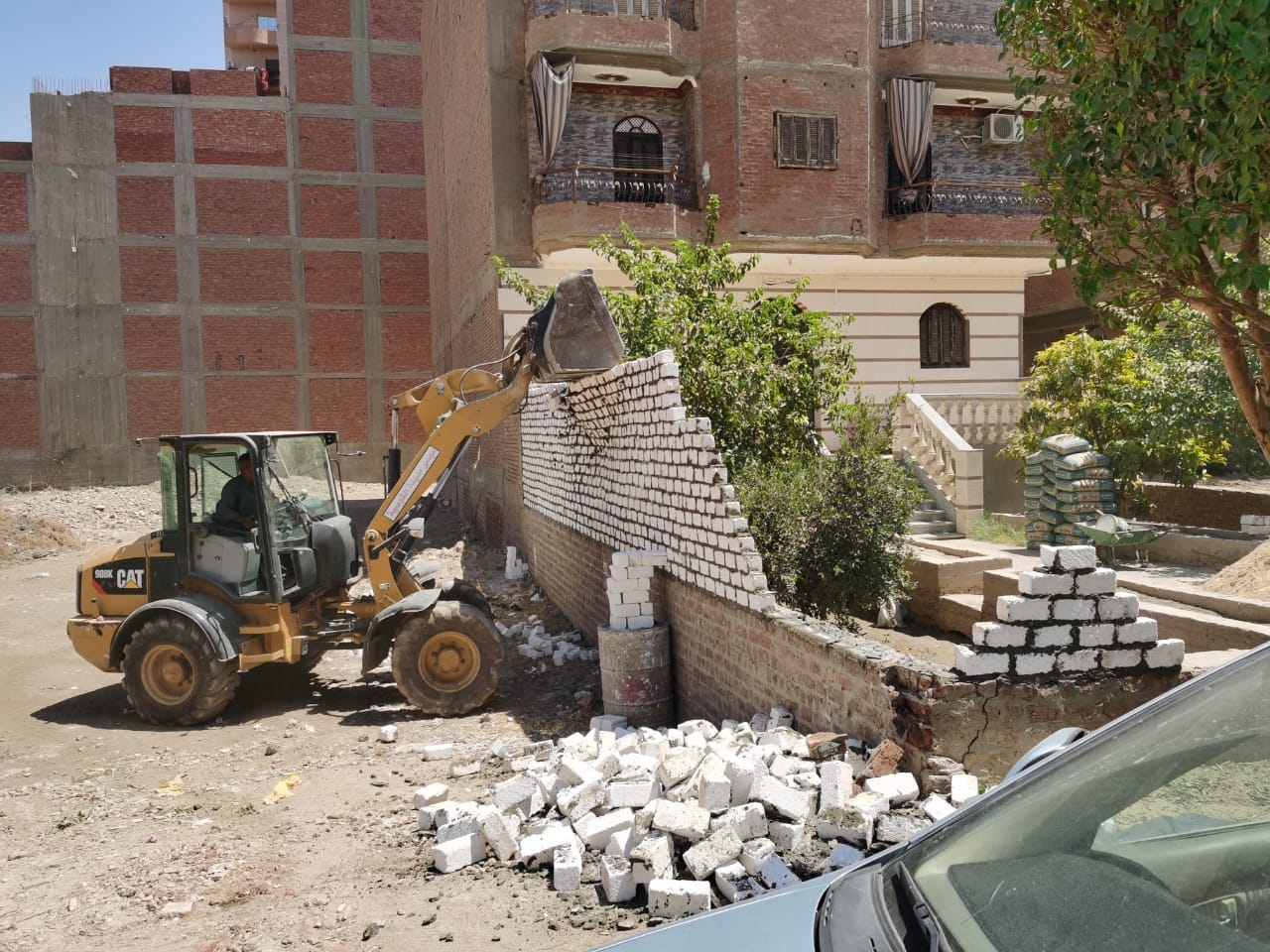 إزالة 7 حالات تعدي على أراضي زراعيه بالوحده المحليه بالقوصية أسيوط 