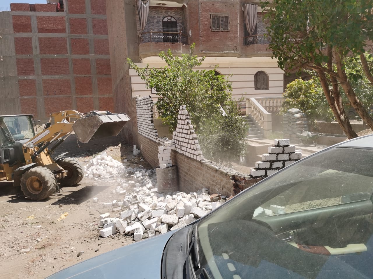 إزالة 7 حالات تعدي على أراضي زراعيه بالوحده المحليه بالقوصية أسيوط 