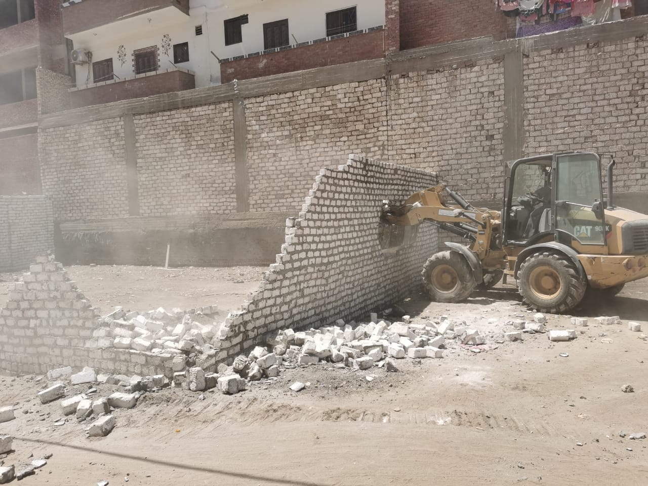 إزالة 7 حالات تعدي على أراضي زراعيه بالوحده المحليه بالقوصية أسيوط 