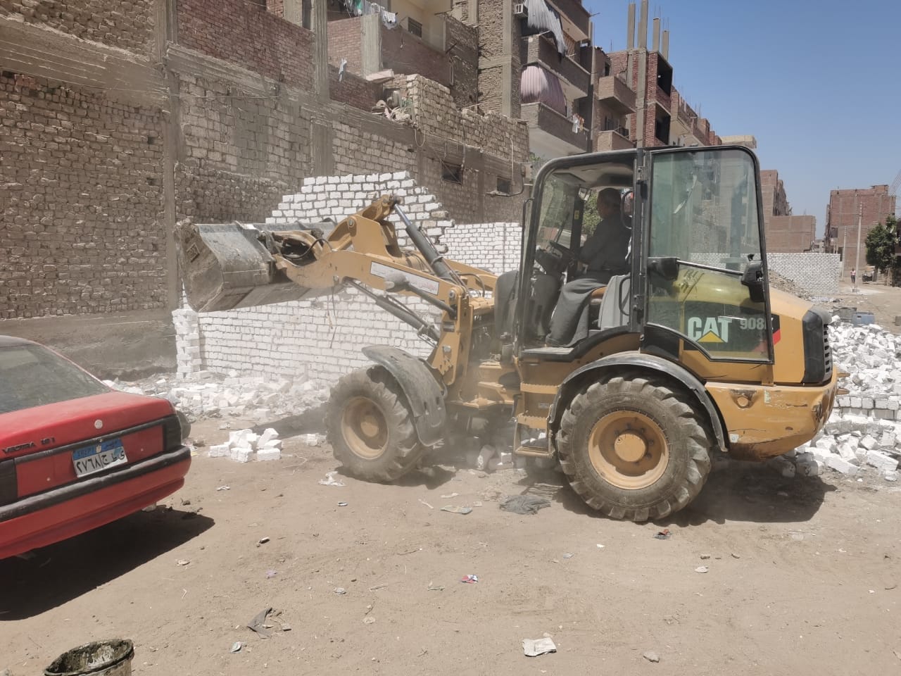 إزالة 7 حالات تعدي على أراضي زراعيه بالوحده المحليه بالقوصية أسيوط 