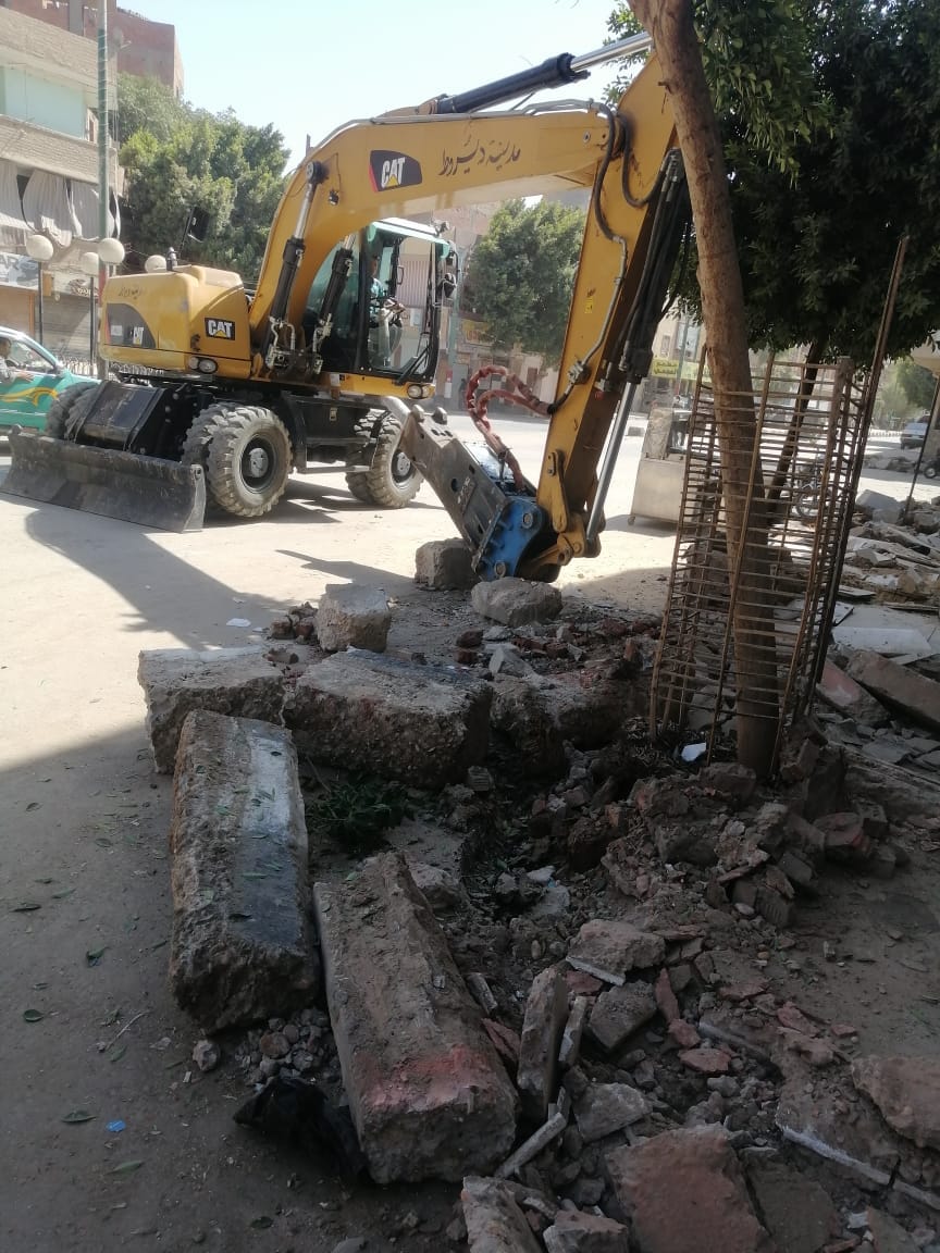  رئيس مركز ومدينة ديروط يتابع أعمال إزالة المخالفات في شوارع المدينة