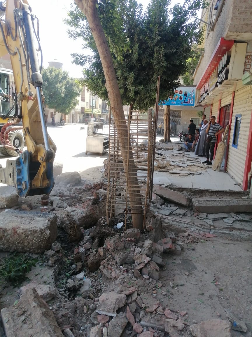  رئيس مركز ومدينة ديروط يتابع أعمال إزالة المخالفات في شوارع المدينة