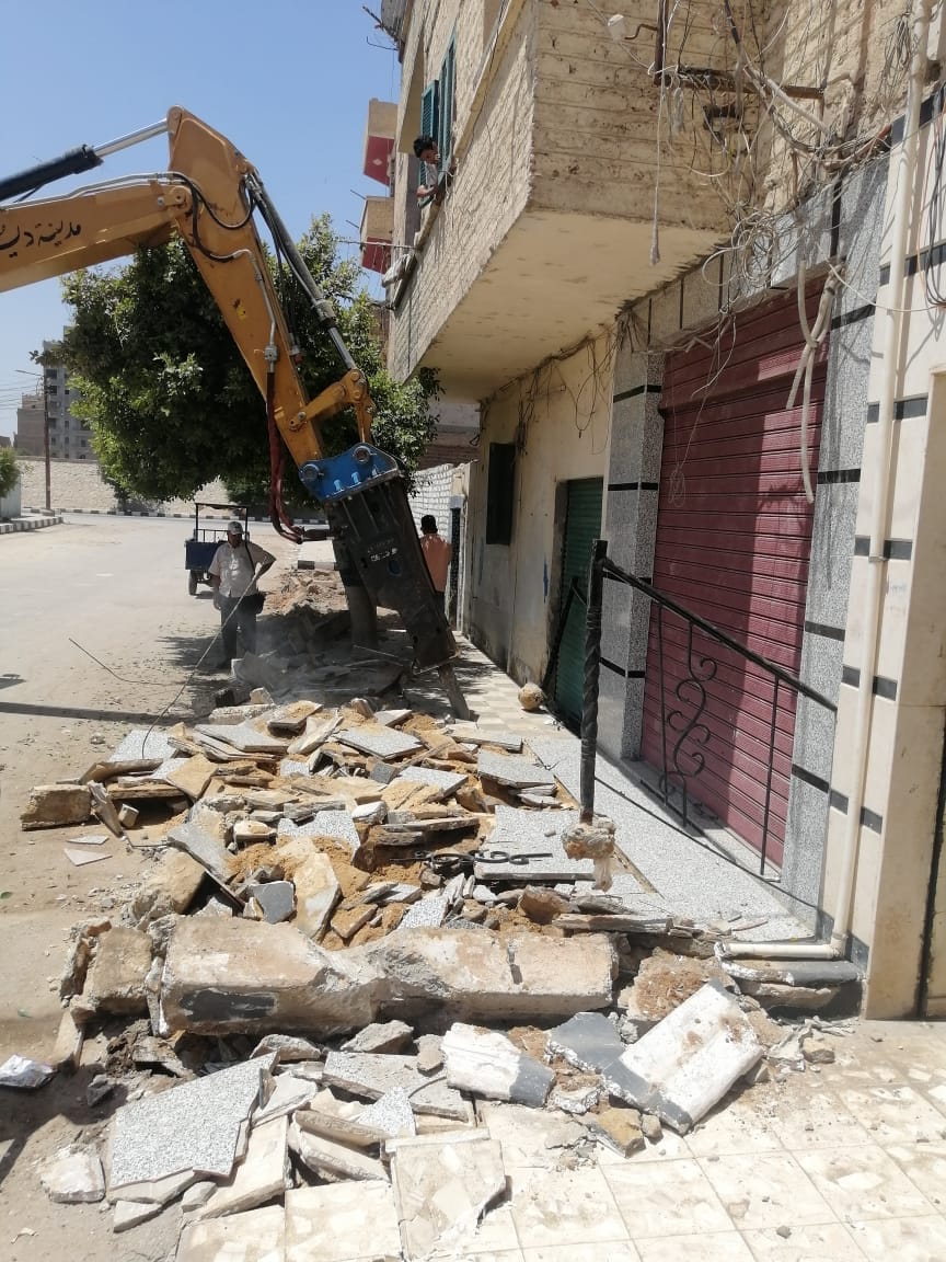  رئيس مركز ومدينة ديروط يتابع أعمال إزالة المخالفات في شوارع المدينة