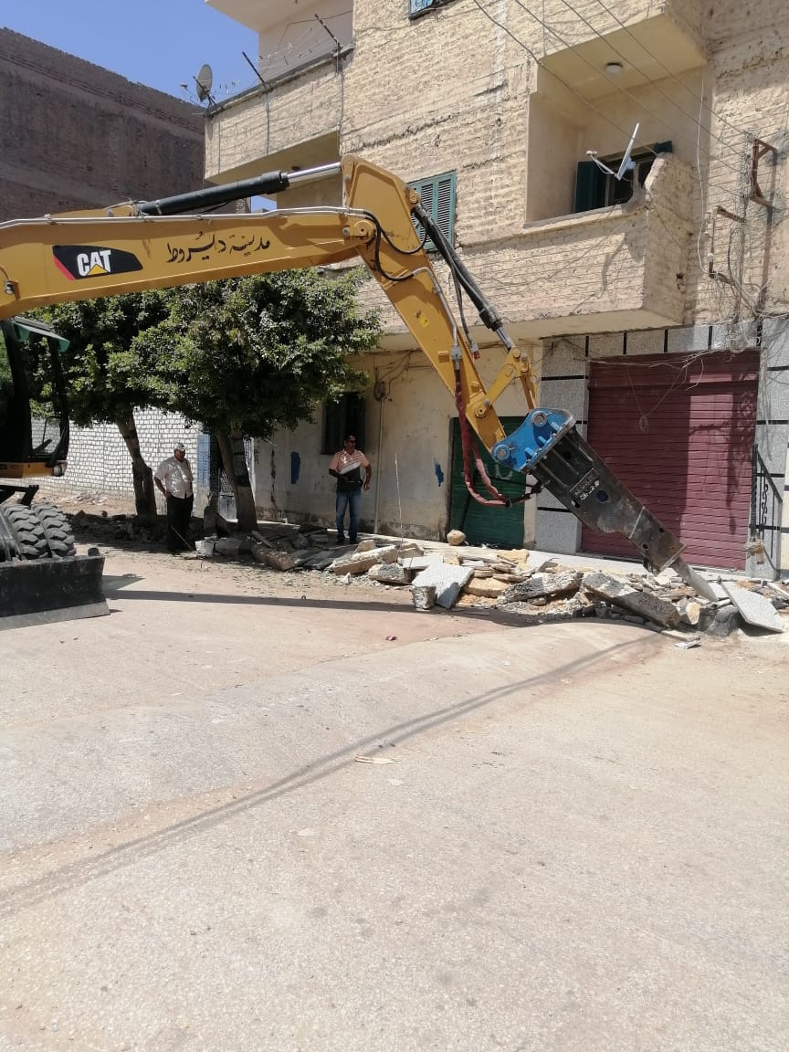  رئيس مركز ومدينة ديروط يتابع أعمال إزالة المخالفات في شوارع المدينة