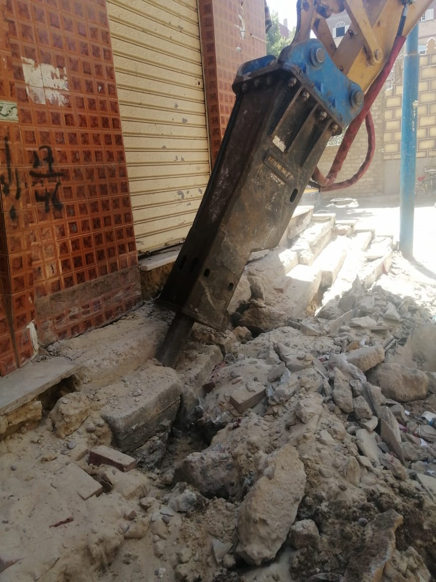  رئيس مركز ومدينة ديروط يتابع أعمال إزالة المخالفات في شوارع المدينة