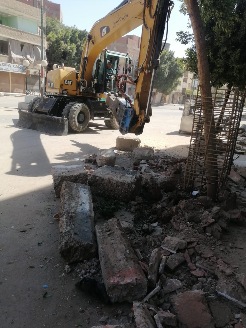  رئيس مركز ومدينة ديروط يتابع أعمال إزالة المخالفات في شوارع المدينة