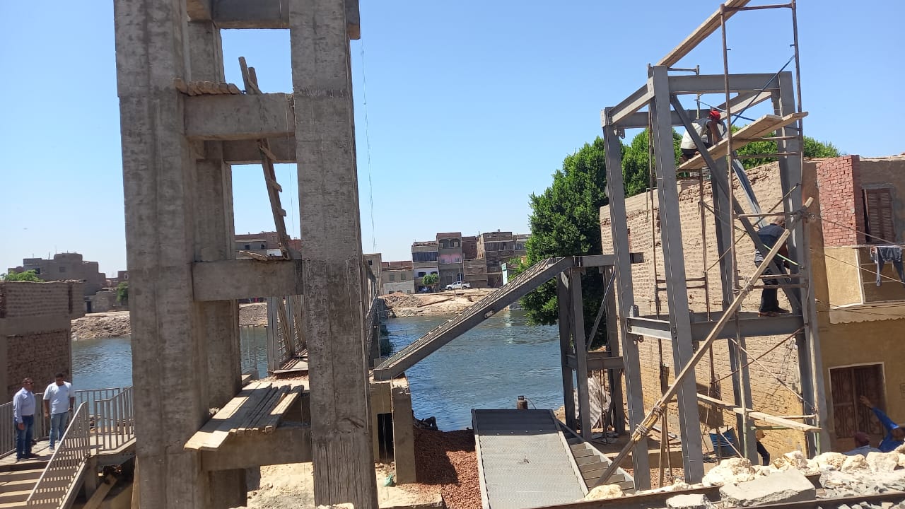 المتابعة المستمرة للاعمال النهائية لكوبرى مشاة بنى يحى على الترعة الابراهيمية 