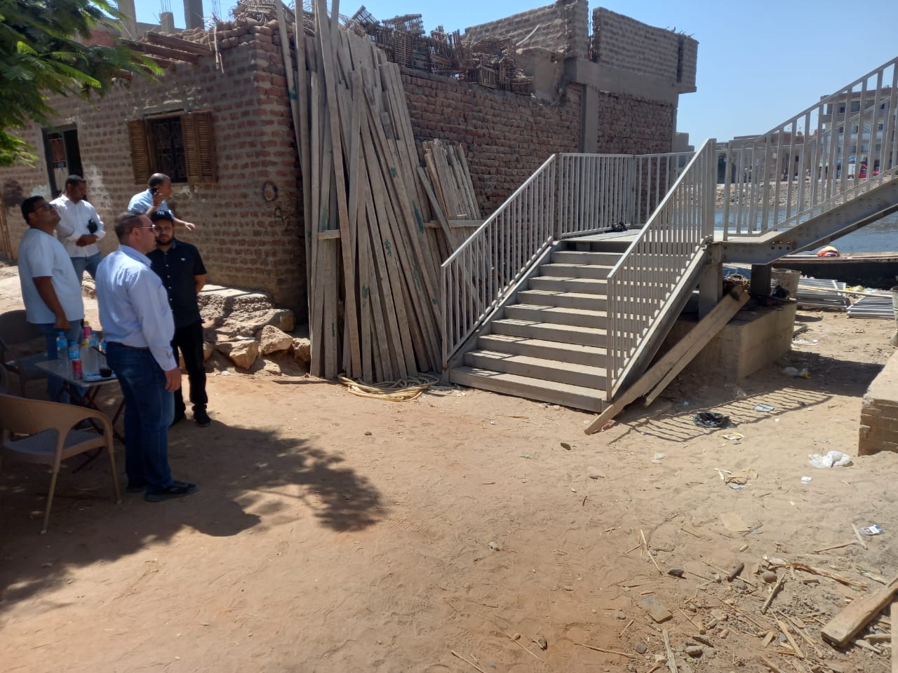 المتابعة المستمرة للاعمال النهائية لكوبرى مشاة بنى يحى على الترعة الابراهيمية 