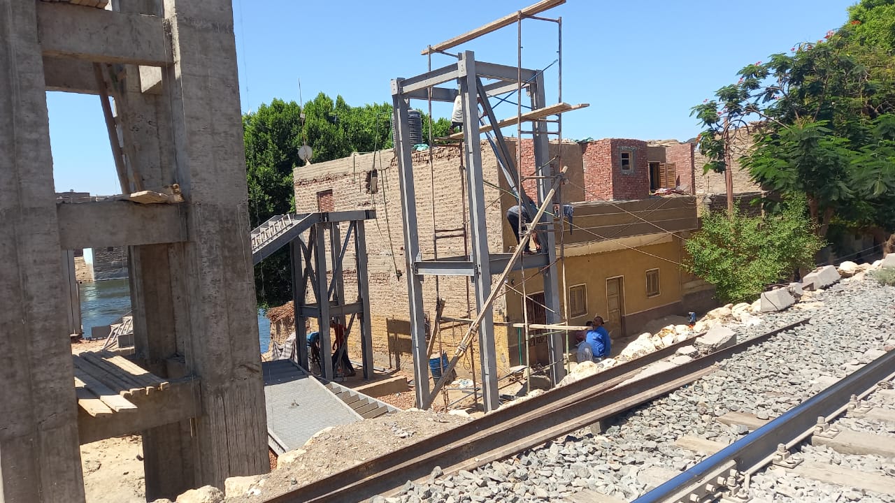 المتابعة المستمرة للاعمال النهائية لكوبرى مشاة بنى يحى على الترعة الابراهيمية 