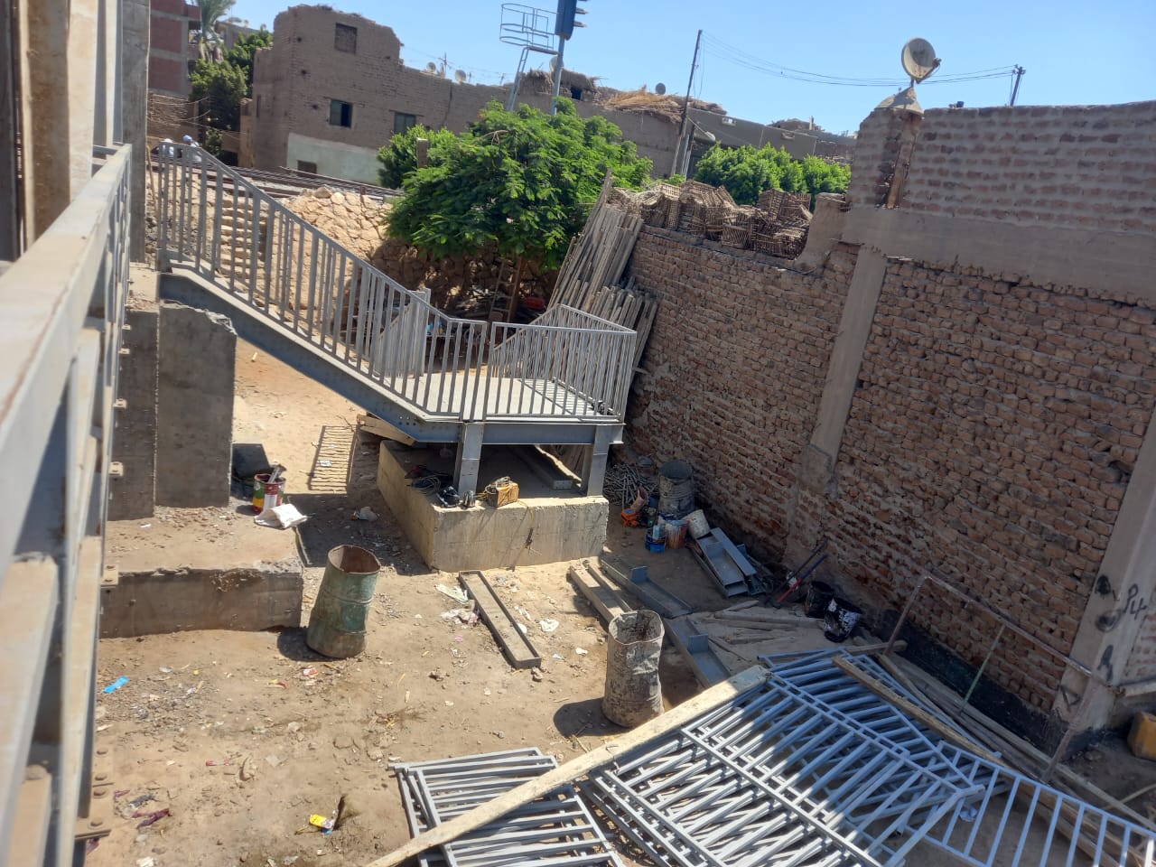 المتابعة المستمرة للاعمال النهائية لكوبرى مشاة بنى يحى على الترعة الابراهيمية 