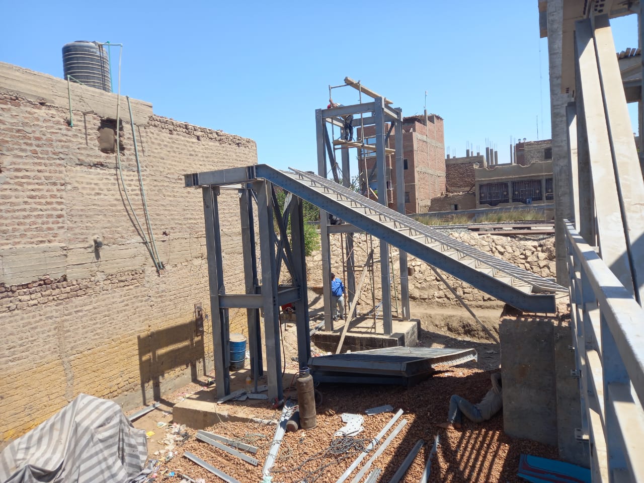 المتابعة المستمرة للاعمال النهائية لكوبرى مشاة بنى يحى على الترعة الابراهيمية 