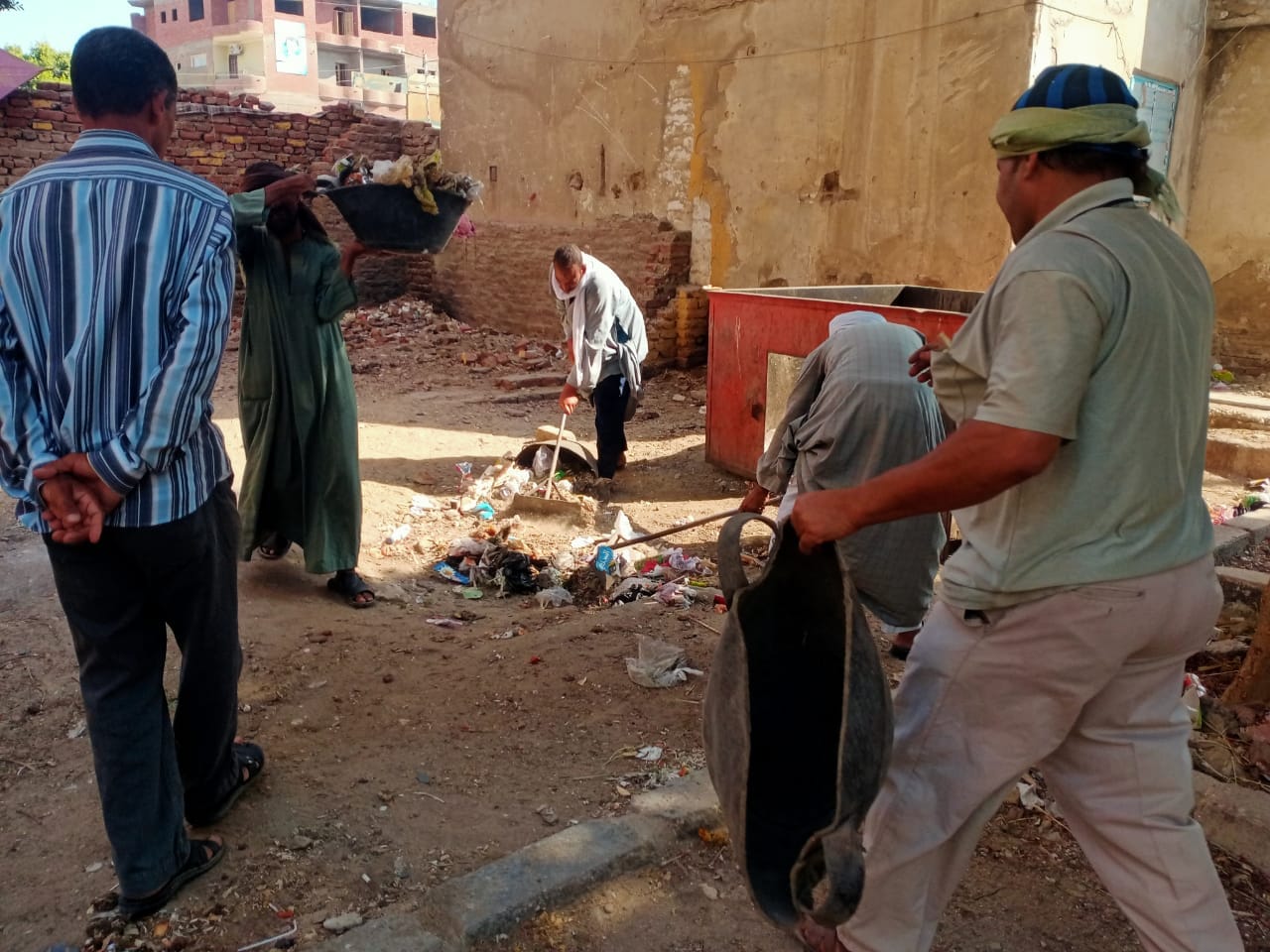  رئيس مركز ومدينة الغنايم يتابع أعمال النظافة بنطاق المدينة والوحدات القروية التابعة 