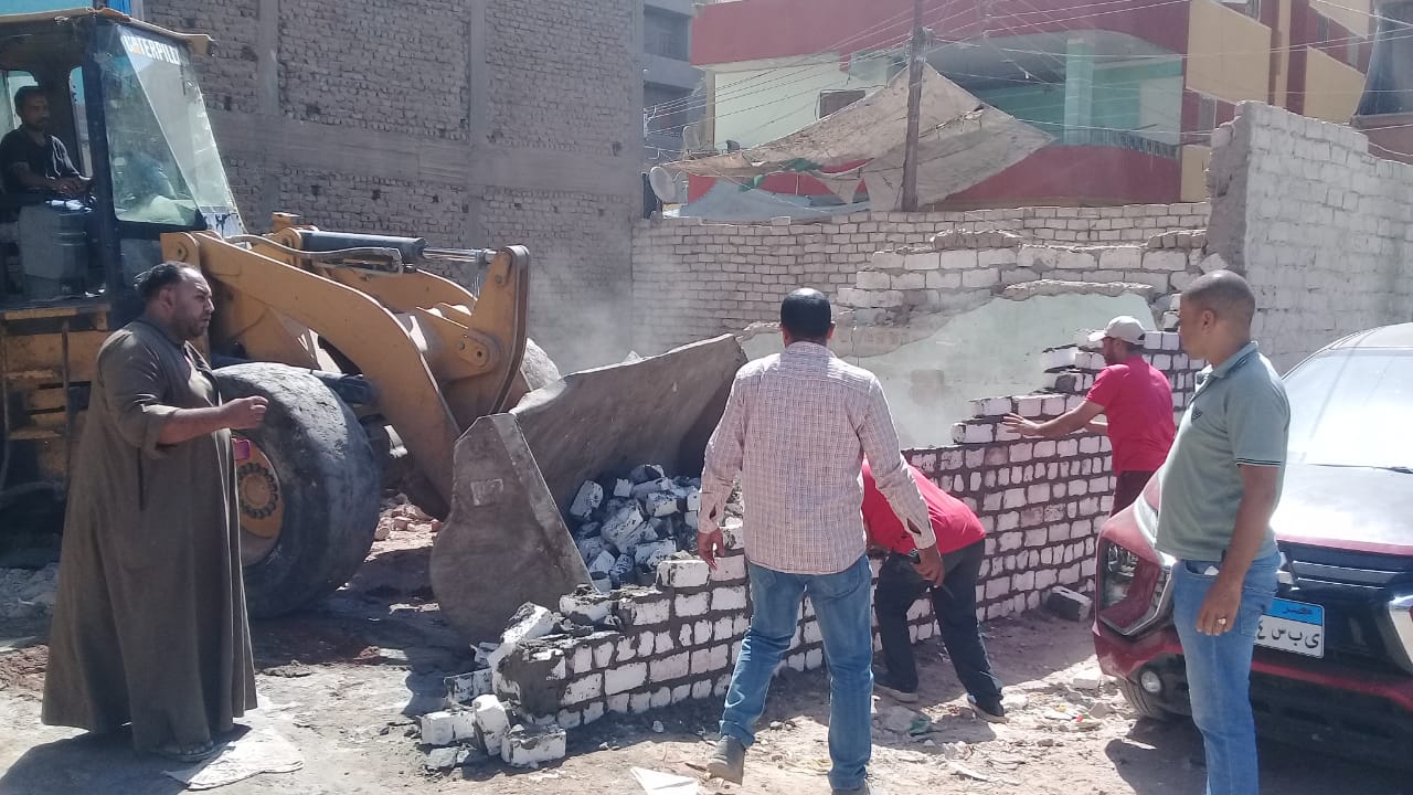 محافظ أسيوط: إزالة 13حالة تعدى علي أراضي زراعية وبناء مخالف بـ3 مراكز