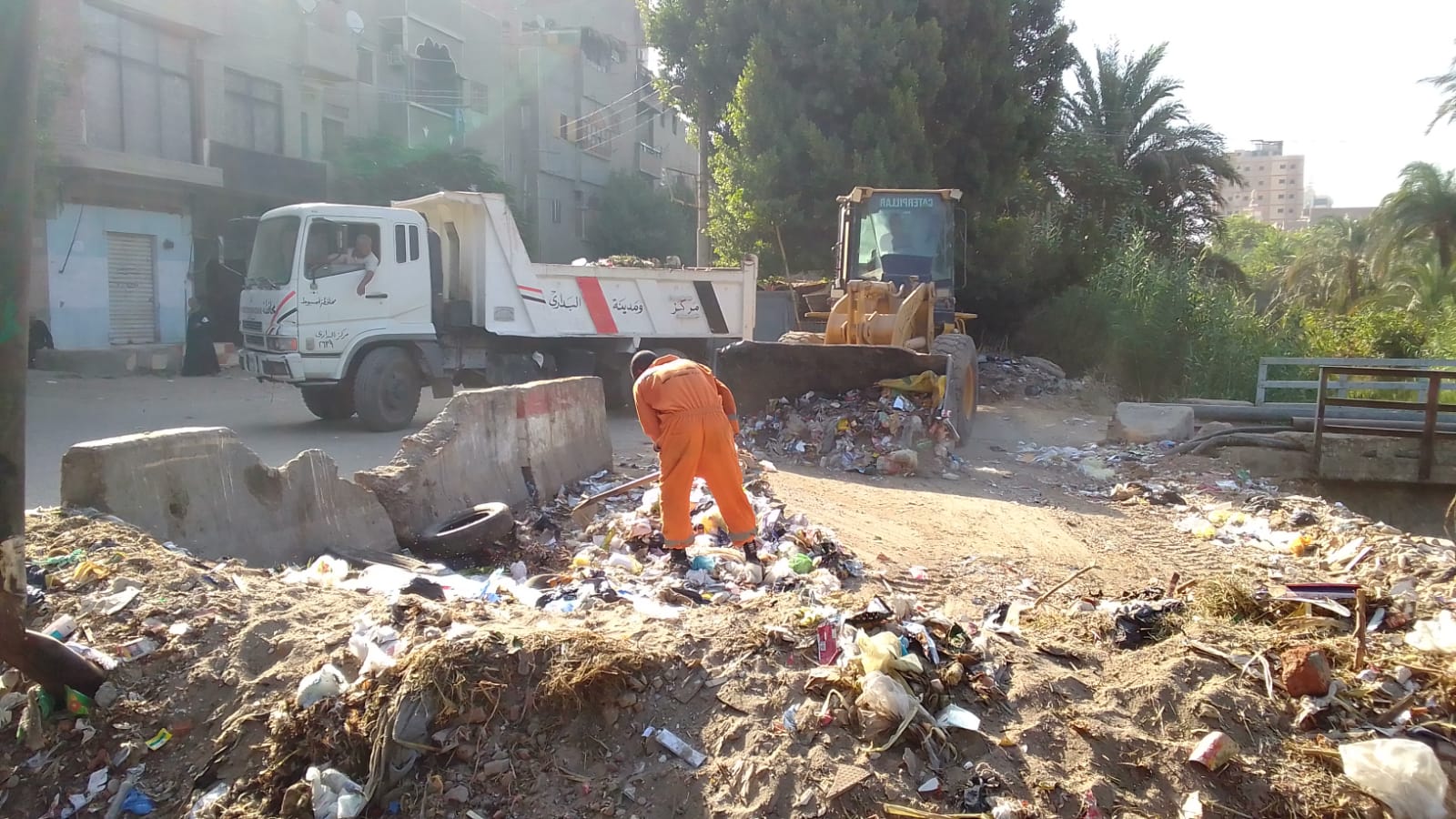 محافظ أسيوط يعلن رفع 850 طن مخلفات وقمامة وتسوية وتمهيد طرق