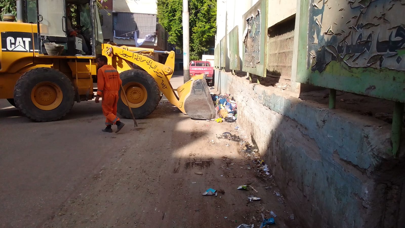 محافظ أسيوط يعلن رفع 850 طن مخلفات وقمامة وتسوية وتمهيد طرق