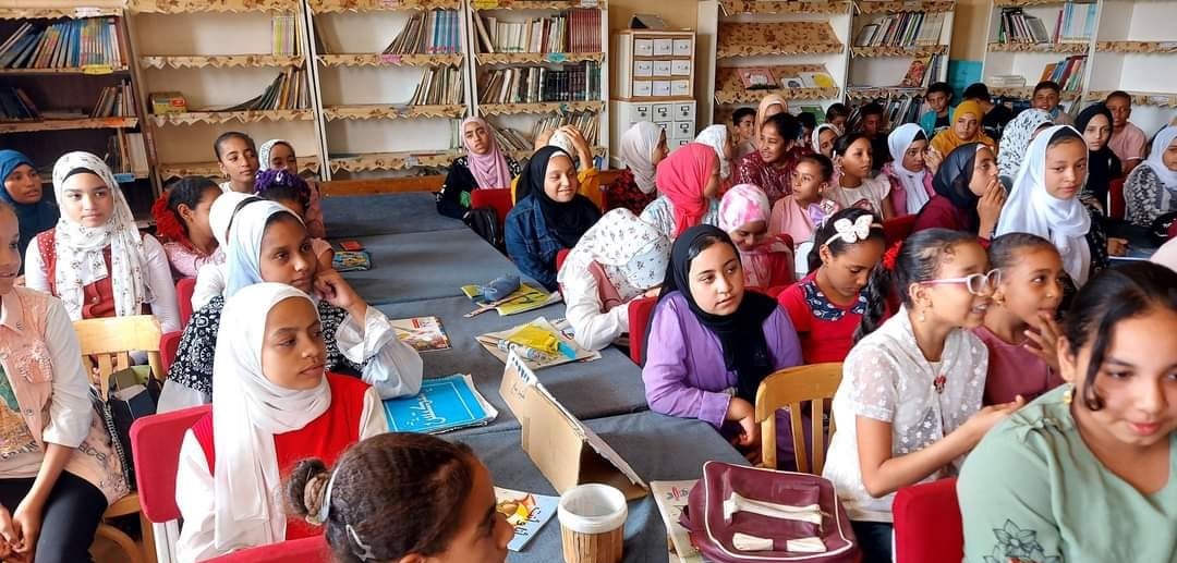 وكيل التعليم بالوادي الجديد يرسم البسمة علي شفاة الاطفال وإقبال للأنشطة الصيفية