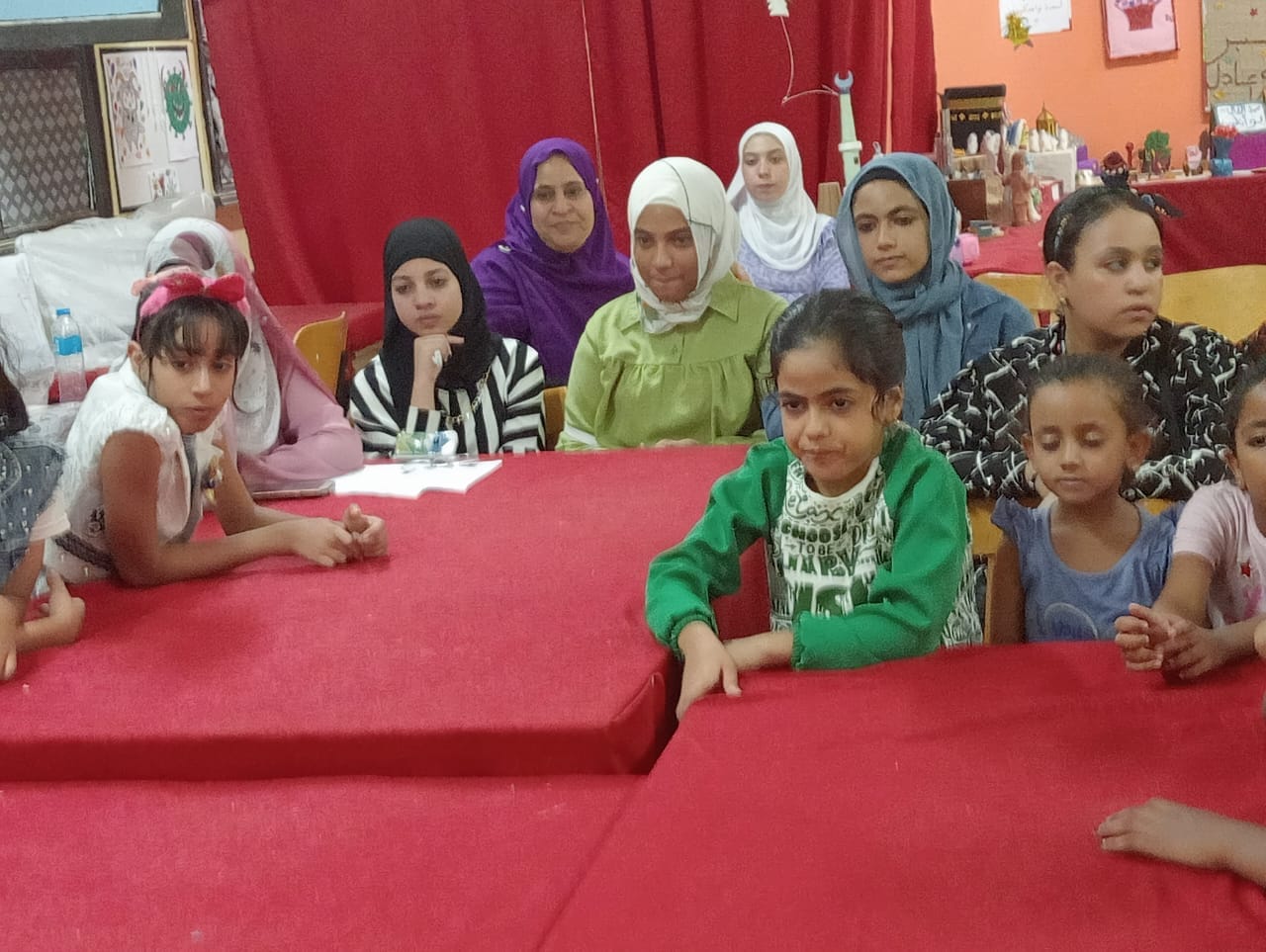 وكيل التعليم بالوادي الجديد يرسم البسمة علي شفاة الاطفال وإقبال للأنشطة الصيفية