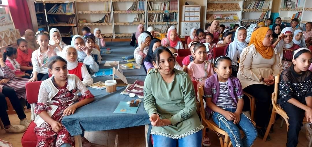 وكيل التعليم بالوادي الجديد يرسم البسمة علي شفاة الاطفال وإقبال للأنشطة الصيفية