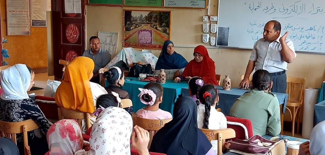 وكيل التعليم بالوادي الجديد يرسم البسمة علي شفاة الاطفال وإقبال للأنشطة الصيفية