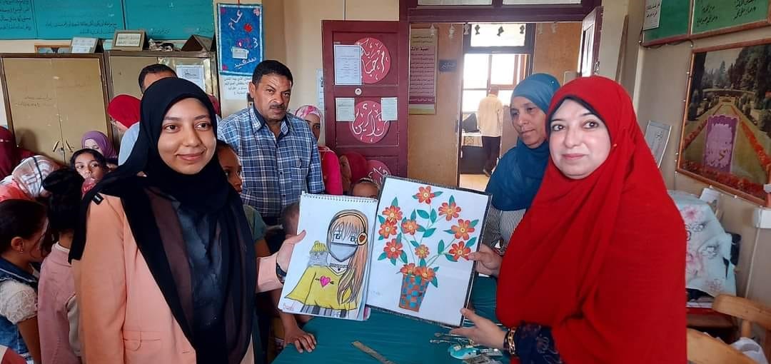 وكيل التعليم بالوادي الجديد يرسم البسمة علي شفاة الاطفال وإقبال للأنشطة الصيفية