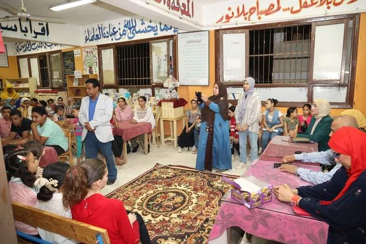 وكيل التعليم بالوادي الجديد يرسم البسمة علي شفاة الاطفال وإقبال للأنشطة الصيفية