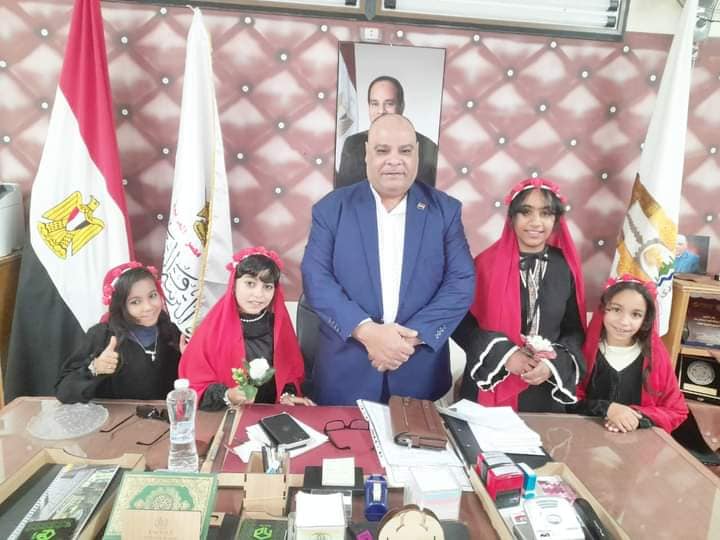 وكيل التعليم بالوادي الجديد يرسم البسمة علي شفاة الاطفال وإقبال للأنشطة الصيفية