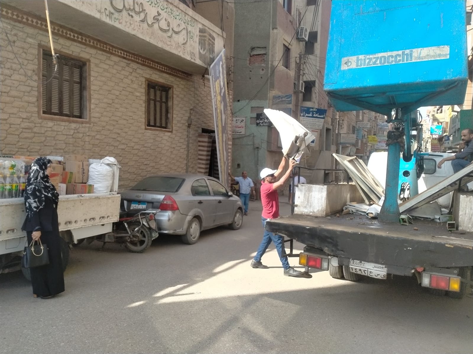 حملة لإزالة الاعلانات واللافتات المعلقة على أعمدة الانارة غير المصرح بها بالبداري