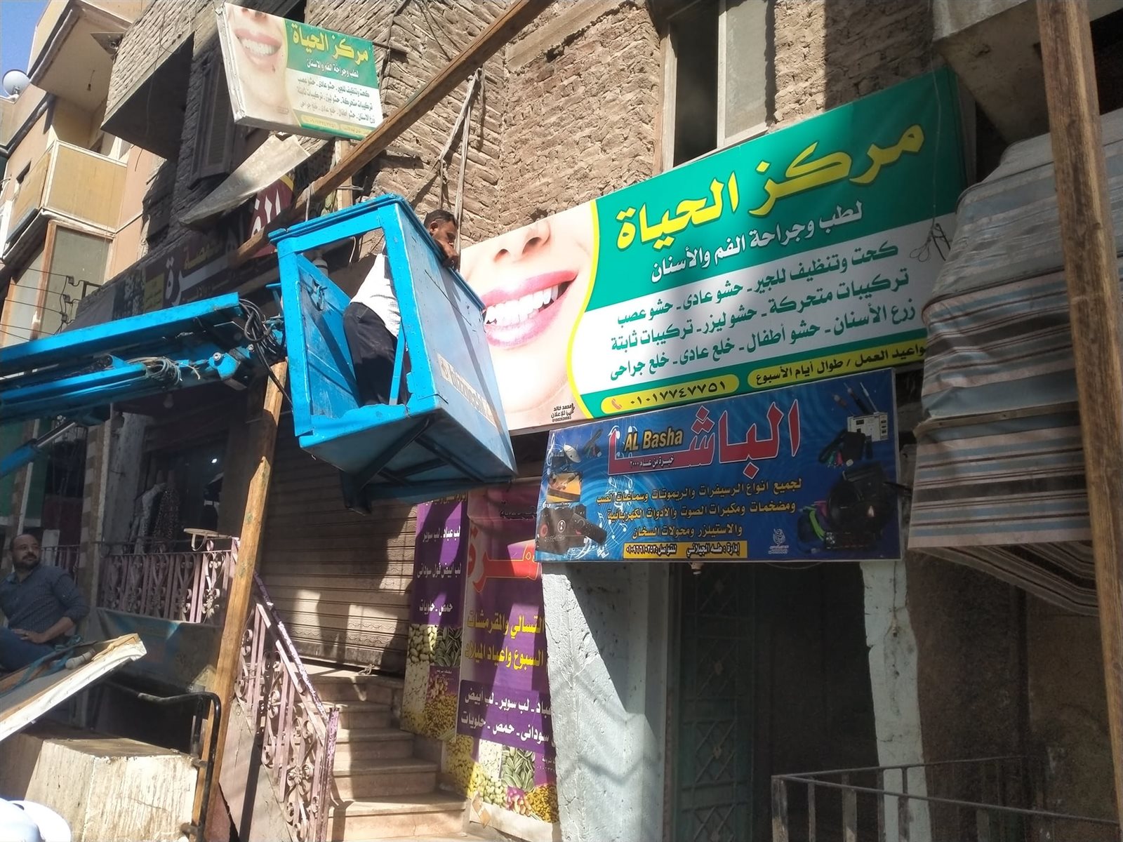 حملة لإزالة الاعلانات واللافتات المعلقة على أعمدة الانارة غير المصرح بها بالبداري