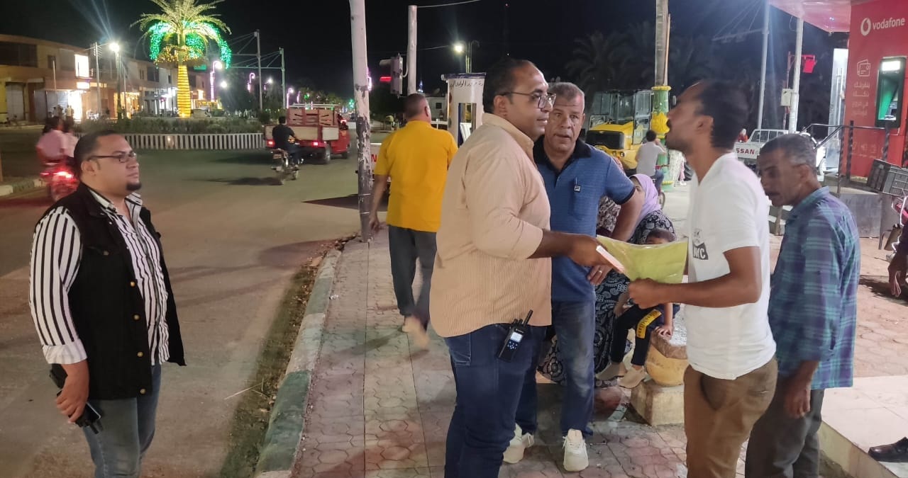 حملة لتقنين أوضاع اللوحات الإعلانية للمحلات التجارية وإزالة المخالفات بمدينة الخارجة