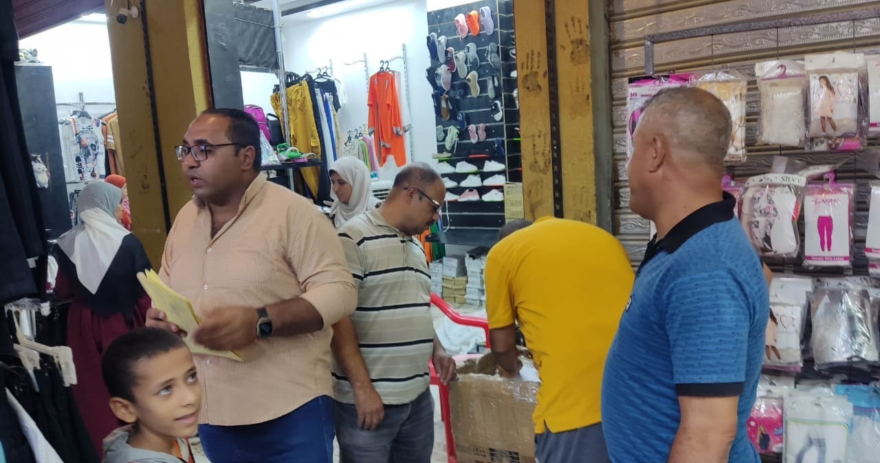 حملة لتقنين أوضاع اللوحات الإعلانية للمحلات التجارية وإزالة المخالفات بمدينة الخارجة