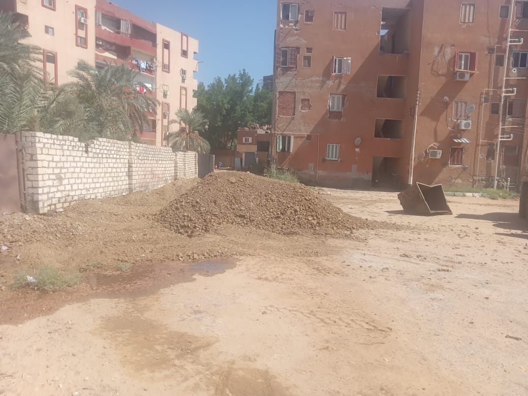 حملة لرفع القمامة وتحسين البيئة وقص الاشجار في مدينة الخارجة