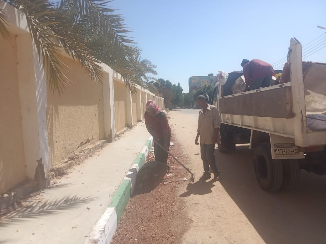 حملة لرفع القمامة وتحسين البيئة وقص الاشجار في مدينة الخارجة