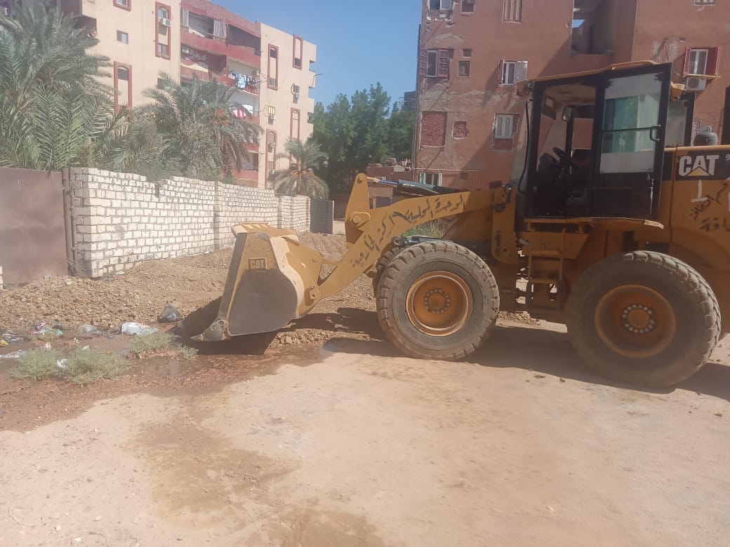 حملة لرفع القمامة وتحسين البيئة وقص الاشجار في مدينة الخارجة