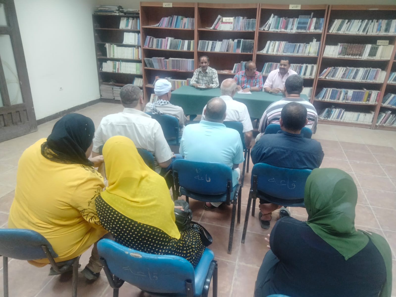 رئيس نادي ادب ثقافة ديروط يناقش بعض القصائد الشعرية